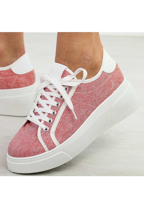 Czerwone sneakersy damskie McBraun 23356. Okazja: na co dzień. Kolor: czerwony. Materiał: skóra. Sezon: wiosna, jesień, lato. Obcas: na platformie