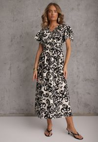 Renee - Czarna Taliowana Sukienka z Wiskozy z Kopertowym Dekoltem Jynaela. Typ kołnierza: dekolt kopertowy. Kolor: czarny. Materiał: wiskoza. Wzór: nadruk. Typ sukienki: kopertowe. Styl: boho #8