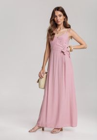Renee - Jasnoróżowa Sukienka Pallepheu. Kolor: różowy. Długość rękawa: na ramiączkach. Typ sukienki: kopertowe, proste. Długość: maxi #4