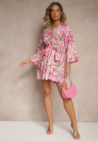 Renee - Różowy Kopertowy Kombinezon z Wiązanym Paskiem i Rozszerzanymi Rękawami Telurea. Okazja: na randkę, na co dzień. Kolor: różowy. Styl: casual, elegancki