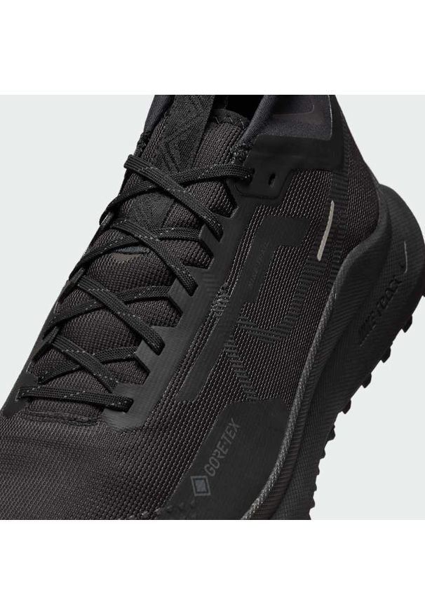 Nike - NIKE REACT PEGASUS TRAIL 4 GORE-TEX Buty do biegania męskie. Okazja: na co dzień, do pracy, na spacer. Kolor: czarny. Technologia: Gore-Tex. Sport: turystyka piesza