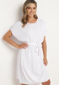 Born2be - Biała Sukienka pudełkowa z Materiałowym Paskiem Imoolia. Okazja: na co dzień. Kolor: biały. Materiał: materiał. Styl: klasyczny, casual