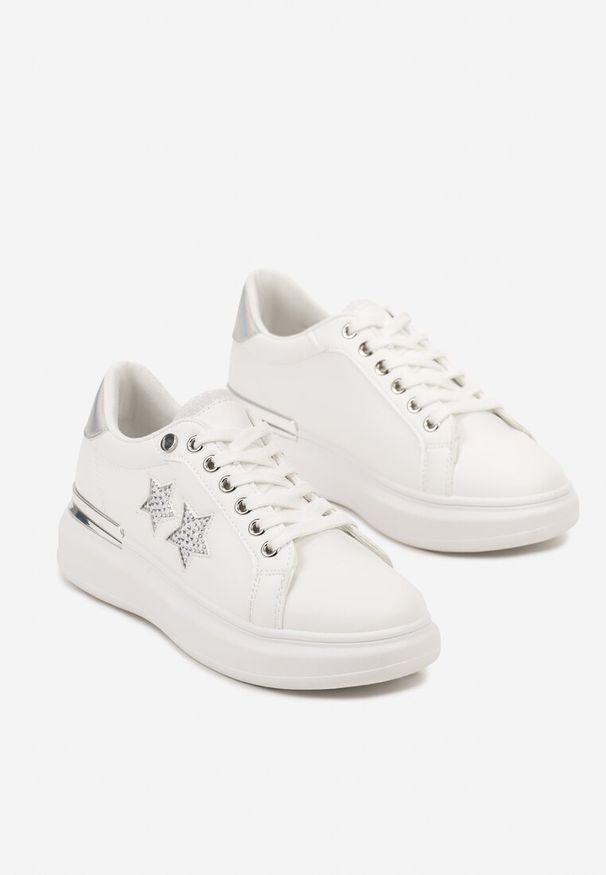 Renee - Białe Sneakersy na Płaskiej Podeszwie Ozdobione Metalicznymi Elementami i Wstawkami Kalelia. Okazja: na co dzień. Kolor: biały. Materiał: jeans. Wzór: aplikacja. Obcas: na płaskiej podeszwie