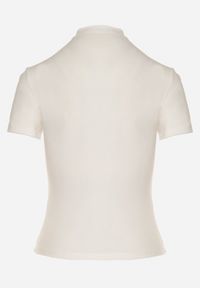 Born2be - Biały Dopasowany T-shirt z Wiskozy z Golfem Isovera. Okazja: do pracy, na spotkanie biznesowe. Typ kołnierza: golf. Kolor: biały. Materiał: wiskoza. Długość rękawa: krótki rękaw. Długość: krótkie. Wzór: aplikacja. Styl: elegancki, biznesowy #3