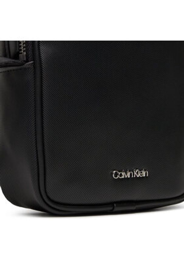 Calvin Klein Saszetka Ck Est. Pu Cube Reporter K50K511861 Czarny. Kolor: czarny. Materiał: skóra