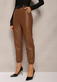 Renee - Brązowe Spodnie Joggery z Imitacji Skóry z Paskiem z Klamrą Mittara. Kolor: brązowy. Materiał: skóra #3
