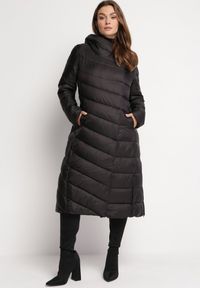Born2be - Czarna Długa Pikowana Kurtka Płaszcz z Kapturem i Ozdobnymi Suwakami Vlemika. Typ kołnierza: kaptur. Kolor: czarny. Długość: długie #4