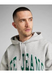 Lee - LEE HOODIE SEASONAL MĘSKA BLUZA KLASYCZNA Z KAPTUREM LOGO GREY MELE L84JRYMP. Typ kołnierza: kaptur. Styl: klasyczny