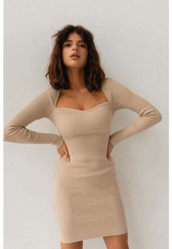 Marsala - Sukienka dopasowana z dekoltem w kształcie serca BEIGE - FUSION BY MARSALA. Okazja: na randkę, na imprezę. Materiał: prążkowany, dzianina, elastan, materiał, bawełna. Typ sukienki: bodycon. Długość: mini
