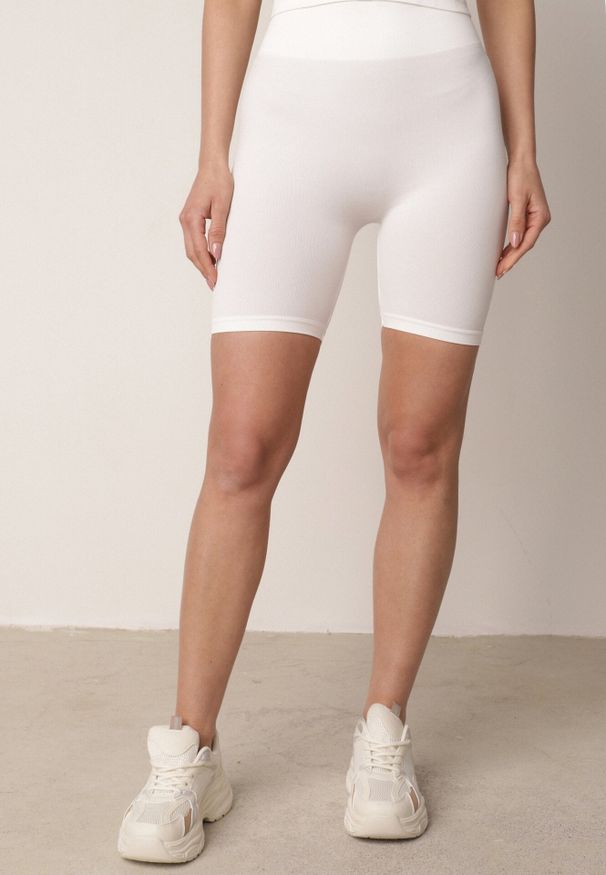 Born2be - Białe Szorty Kolarki z Wysokim Stanem o Modelującym Fasonie Kimolodia. Okazja: na co dzień. Stan: podwyższony. Kolor: biały. Styl: casual