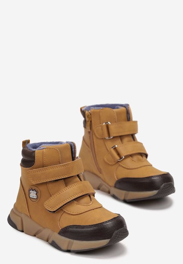 Born2be - Brązowe Botki Traperki Zapinane na Dwa Rzepy Rata. Okazja: na co dzień, na spacer. Zapięcie: rzepy. Kolor: brązowy. Materiał: jeans, dresówka. Styl: casual, elegancki