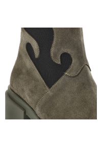 Zielone Botki Karino Modne Buty Na Obcasie. Kolor: zielony. Materiał: welur, zamsz. Obcas: na obcasie. Styl: klasyczny. Wysokość obcasa: średni #3