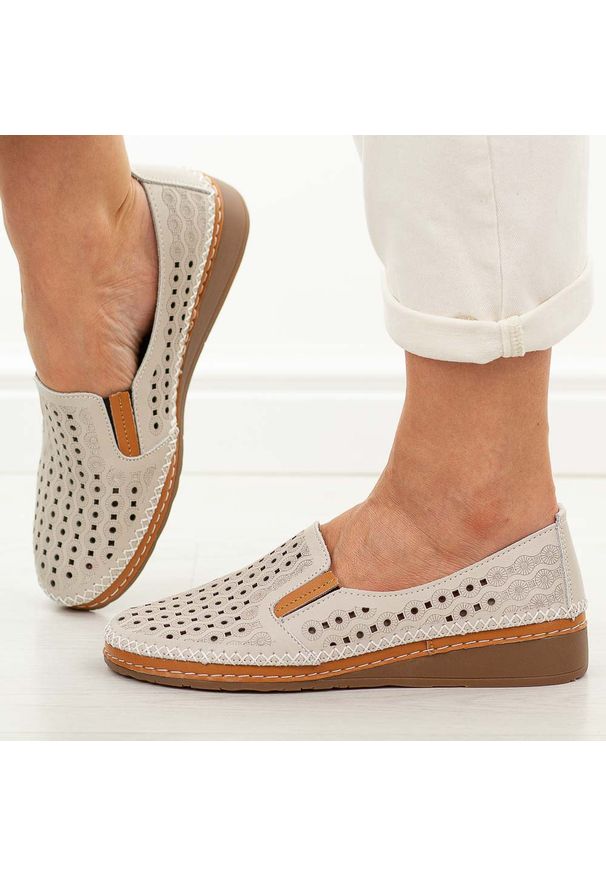 Beżowe skórzane półbuty damskie Vinceza 95395. Okazja: na co dzień. Nosek buta: okrągły. Kolor: beżowy. Materiał: skóra. Szerokość cholewki: normalna. Wzór: ażurowy, aplikacja. Sezon: wiosna, lato. Styl: casual, klasyczny, elegancki