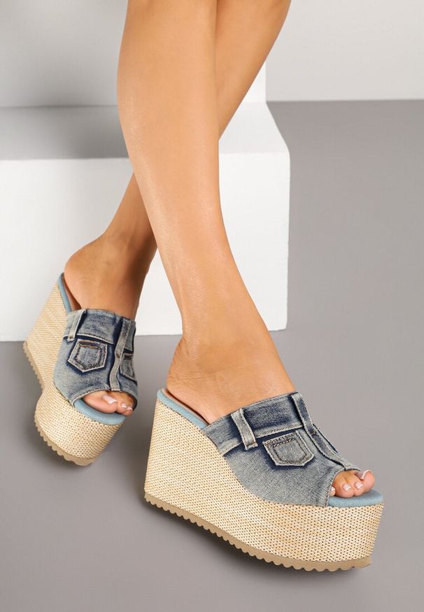 Born2be - Niebieskie Klapki na Koturnie Stylizowane na Jeans Levili. Okazja: na co dzień, na spacer. Kolor: niebieski. Materiał: jeans. Obcas: na koturnie. Styl: casual