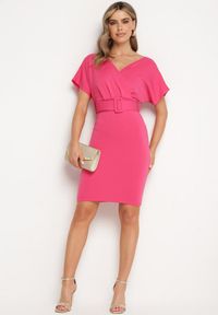 Born2be - Fuksjowa Sukienka z Kopertowym Dekoltem z Materiałowym Paskiem Zdobionym Klamrą Fienara. Okazja: na co dzień. Kolor: różowy. Materiał: materiał. Wzór: aplikacja. Typ sukienki: kopertowe. Styl: casual, klasyczny #4