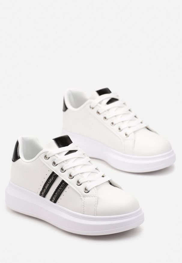 Renee - Biało-Czarne Sznurowane Sneakersy z Imitacji Skóry Ozdobione Paskami z Cyrkoniami Isolinna. Okazja: na co dzień. Zapięcie: pasek. Kolor: biały. Materiał: skóra. Wzór: aplikacja