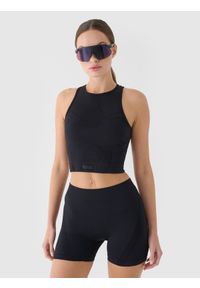 4f - Crop top treningowy slim szybkoschnący damski - czarny. Kolor: czarny. Materiał: włókno, dzianina, materiał, syntetyk. Długość rękawa: na ramiączkach. Wzór: ze splotem, gładki. Sport: fitness