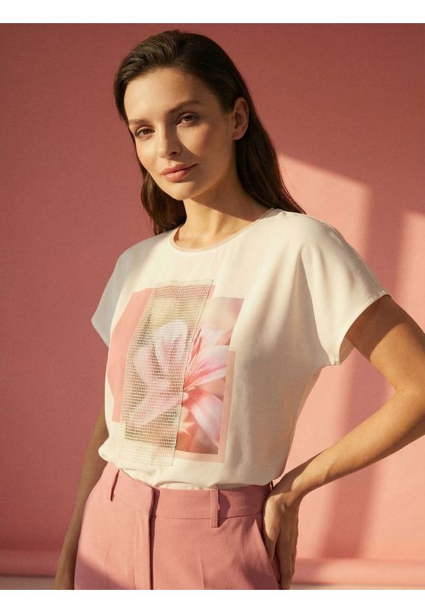 Sinsay - Bawełniana koszulka z nadrukiem - kremowy. Kolor: kremowy. Materiał: bawełna. Wzór: nadruk