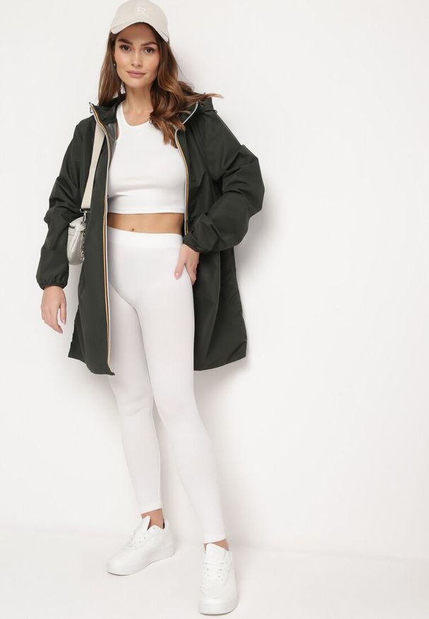 Born2be - Ciemnozielona Kurtka Wiatrówka o Wydłużonym Fasonie z Kapturem Axerinta. Typ kołnierza: kaptur. Kolor: zielony. Styl: klasyczny