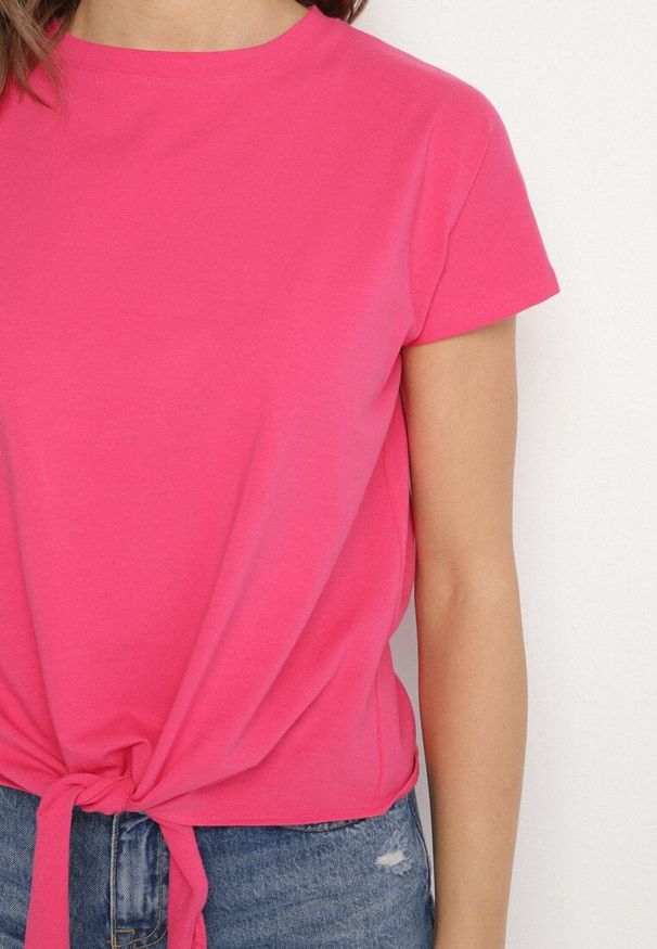 Born2be - Różowy T-shirt z Bawełny z Ozdobnym Wiązaniem Sunitra. Okazja: na co dzień, na spotkanie biznesowe. Kolor: różowy. Materiał: bawełna. Sezon: lato, wiosna. Styl: biznesowy, klasyczny, casual