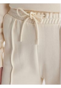 Guess Spodnie dresowe V6RB17 K9V31 Écru Regular Fit. Materiał: bawełna #2