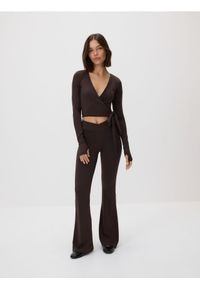 Reserved - Kopertowa bluzka z wiązaniem - ciemnobrązowy. Kolor: brązowy. Materiał: dzianina #1