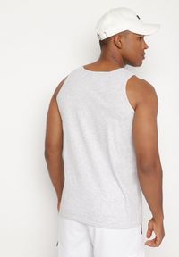 Born2be - Szara Klasyczna Bawełniana Koszulka Zivea. Okazja: na co dzień. Kolor: szary. Materiał: bawełna. Wzór: aplikacja. Styl: klasyczny #7