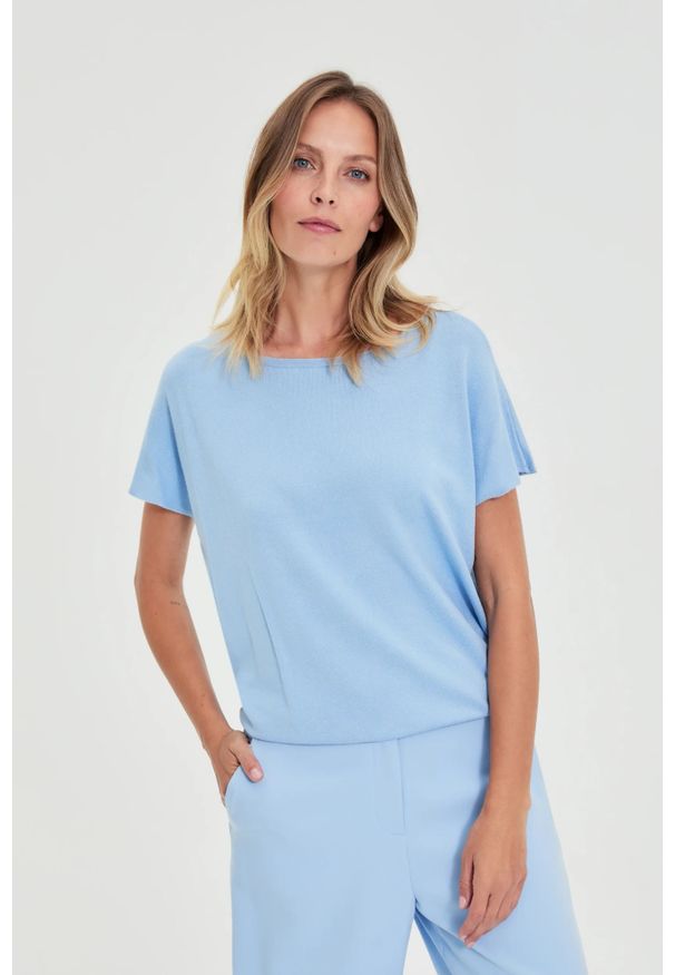 MOODO - Cienki sweter błękitny. Kolor: niebieski. Materiał: wiskoza, poliamid