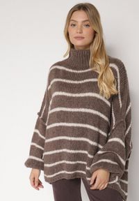 Born2be - Brązowy Golf Oversize w Paski z Domieszką Wełny i Wiskozy Nexeia. Okazja: na co dzień. Typ kołnierza: golf. Kolor: brązowy. Materiał: wełna, wiskoza. Wzór: paski. Styl: klasyczny, casual, elegancki #2