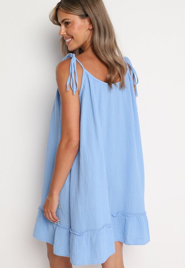 Born2be - Niebieska Rozkloszowana Muślinowa Sukienka z Bawełny na Wiązanych Ramiączkach Wirvia. Okazja: na spacer. Typ kołnierza: dekolt w kształcie V. Kolor: niebieski. Wzór: aplikacja. Typ sukienki: rozkloszowane. Materiał: bawełna. Długość rękawa: na ramiączkach. Sezon: lato. Styl: elegancki
