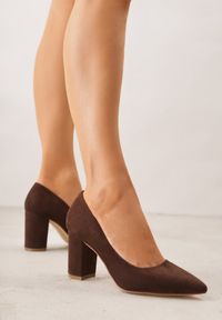 Renee - Ciemnobrązowe Casualowe Czółenka na Słupku Vices z Wkładką ze Skóry Naturalnej Maidra. Okazja: na co dzień. Kolor: brązowy. Materiał: skóra. Sezon: wiosna, lato. Obcas: na słupku. Styl: casual. Wysokość obcasa: średni #1