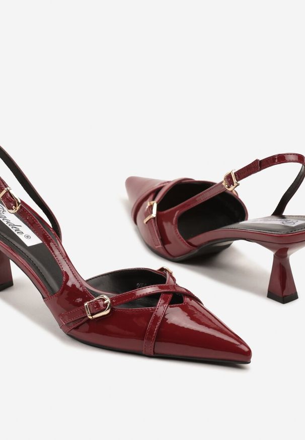 Renee - Bordowo-Czerwone Sandały Slingback na Kaczuszce ze Szpiczastym Noskiem ze Sprzączkami Deyline. Okazja: na co dzień. Nosek buta: szpiczasty. Zapięcie: sprzączka. Kolor: czerwony. Materiał: jeans. Obcas: na szpilce. Styl: elegancki, casual. Wysokość obcasa: średni