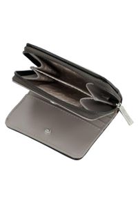 Portfel damski Anekke, z efektownym nadrukiem i metalowym logo zapinany na suwak wyposażony w przegrody na karty kieszeń na monety, brązowy, 42809-90. Kolor: brązowy. Wzór: nadruk #2