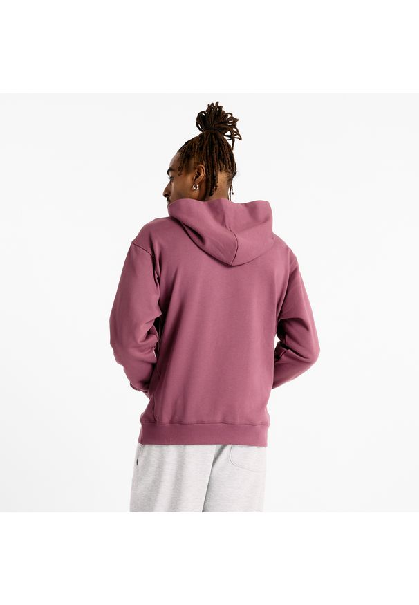 Bluza męska New Balance MT41534FDP – fioletowa. Typ kołnierza: kaptur. Kolor: fioletowy. Materiał: prążkowany, bawełna. Wzór: haft
