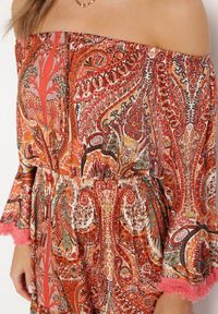 Born2be - Czerwona Sukienka Hiszpanka Ozdobiona Frędzlami o Rozkloszowanym Fasonie w Print Paisley Allnight. Okazja: na co dzień. Typ kołnierza: dekolt hiszpanka. Kolor: czerwony. Wzór: aplikacja, nadruk, paisley. Typ sukienki: proste. Styl: casual, elegancki #7
