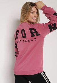 Born2be - Różowa Ocieplana Bluza z Bawełną i Napisem z Tyłu Fezanda. Okazja: na co dzień. Kolor: różowy. Materiał: bawełna. Wzór: napisy. Styl: klasyczny, casual, elegancki #1
