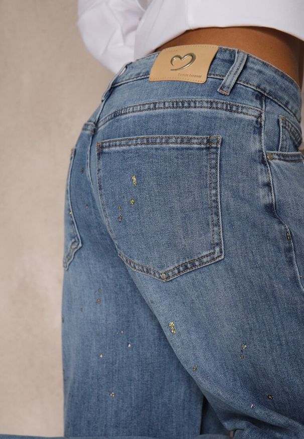 Renee - Niebieskie Jeansy Wide Leg High Waist z Błyszczącymi Zdobieniami Lilyss. Okazja: na co dzień, na imprezę. Stan: podwyższony. Kolor: niebieski. Wzór: aplikacja. Styl: casual, klasyczny, rockowy