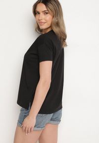 Born2be - Czarny Klasyczny T-shirt Oversize z Bawełny Zivassa. Okazja: na co dzień. Kolor: czarny. Materiał: bawełna. Styl: klasyczny #7