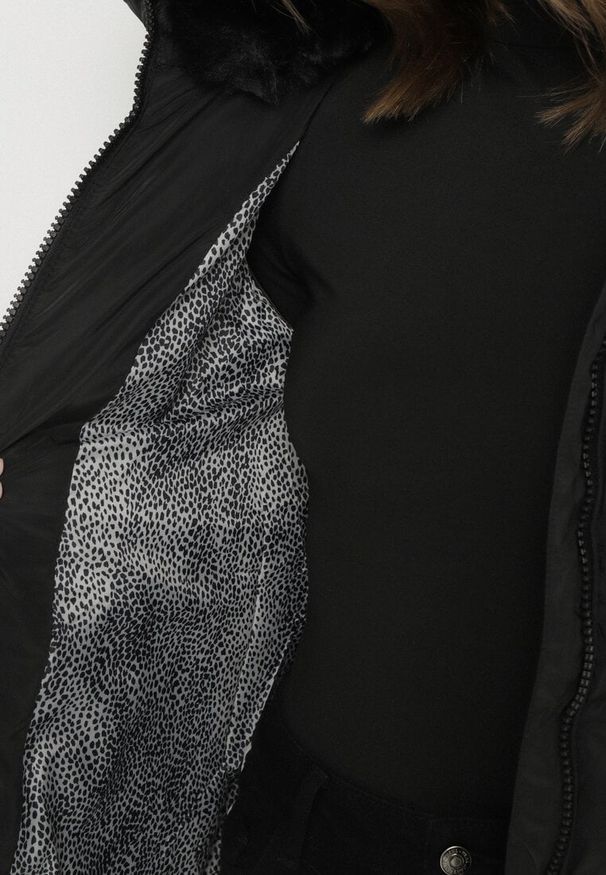 Born2be - Czarna Taliowana Kurtka z Pikowanymi Przeszyciami i Kapturem z Futerkiem Olennea. Okazja: do pracy, na co dzień, na spotkanie biznesowe. Kolor: czarny. Materiał: futro. Styl: casual, klasyczny, biznesowy