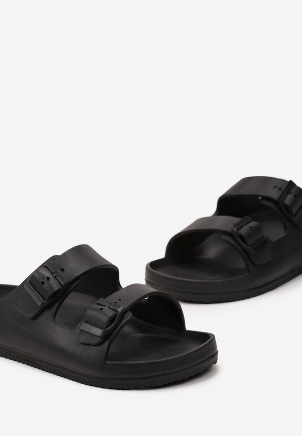 Renee - Czarne Klapki Regulowane Klamrami z Piankowego Materiału Irmale. Okazja: na spacer. Kolor: czarny. Materiał: materiał. Sezon: lato