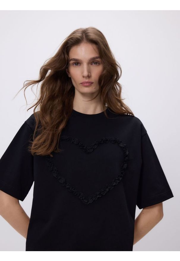 Reserved - T-shirt z aplikacją serce - czarny. Kolor: czarny. Materiał: bawełna. Wzór: aplikacja