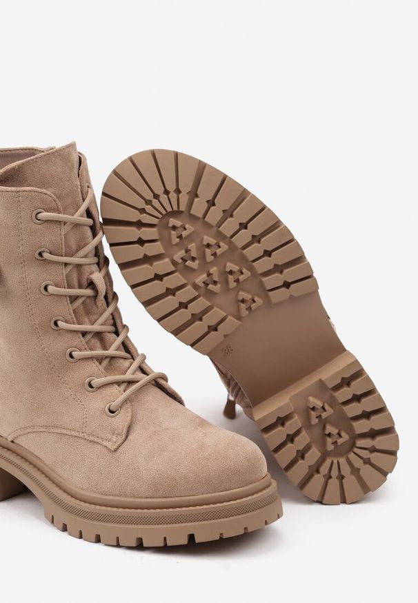 Born2be - Ciemnobeżowe Płaskie Botki w Stylu Workerów ze Sznurowaniem Ozdobione Aplikacją Ellindrae. Okazja: na co dzień. Kolor: beżowy. Materiał: jeans. Wzór: aplikacja. Sezon: jesień. Obcas: na obcasie. Styl: casual. Wysokość obcasa: niski