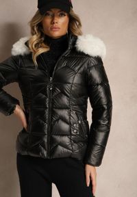 Renee - Czarna Pikowana Kurtka z Metalicznym Połyskiem i Odpinanym Kapturem z Futerkiem Ravithae. Okazja: na co dzień, do pracy. Kolor: czarny. Materiał: futro. Styl: elegancki, casual