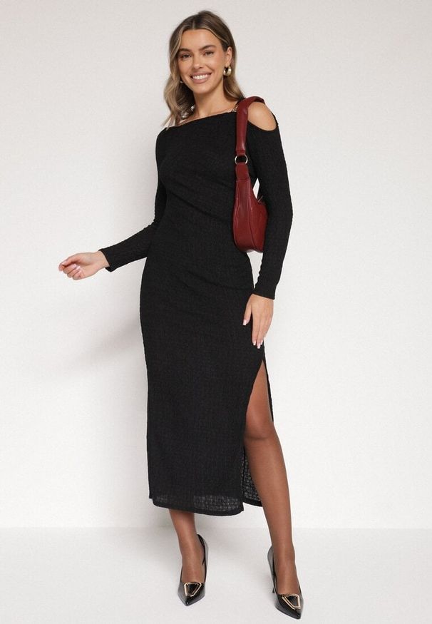 Born2be - Czarna Dopasowana Sukienka z Metaliczną Ozdobą na Ramieniu Reilara. Kolor: czarny. Wzór: aplikacja. Styl: elegancki