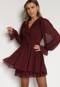 Born2be - Bordowa Rozkloszowana Sukienka z Falbankami i Siateczkowymi Rękawami Zennisa. Okazja: do pracy, na imprezę, na spotkanie biznesowe. Typ kołnierza: kołnierz z falbankami. Kolor: czerwony. Materiał: poliester. Typ sukienki: rozkloszowane. Styl: klasyczny, biznesowy #1