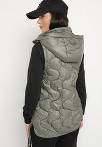 Born2be - Zielona Kamizelka Pikowana z Odpinanym Kapturem Vilzeki. Okazja: na co dzień. Kolor: zielony. Materiał: jeans. Styl: klasyczny, elegancki, casual