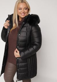 Born2be - Czarna Długa Kurtka Pikowana z Odpinanym Kapturem i Futerkiem Retelma. Okazja: na co dzień. Kolor: czarny. Materiał: futro. Długość: długie. Styl: casual #7