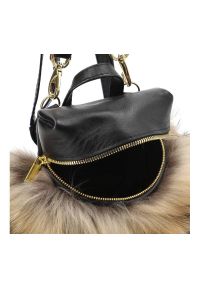 Luka-Pelli - Brązowa Torebka Luka Pelli Plecaczek Z Naturalnym Futrem Z Jenota. Kolor: brązowy. Wzór: gładki. Sezon: zima. Materiał: futrzane. Styl: casual, elegancki. Rodzaj torebki: przez ramię #3