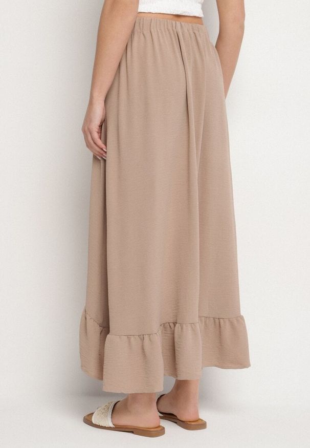 Born2be - Ciemnobeżowa Asymetryczna Spódnica z Falbanami i Ozdobnymi Guzikami Marolana. Okazja: na co dzień. Kolor: beżowy. Wzór: gładki. Styl: casual, elegancki