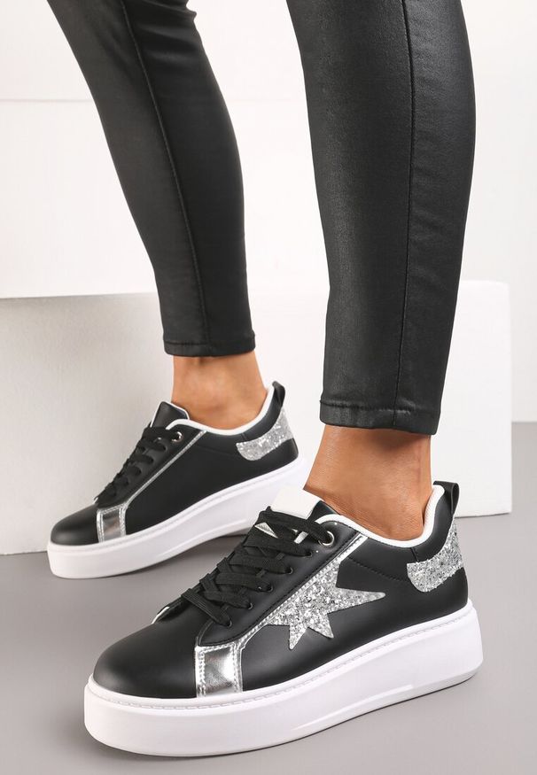 Renee - Czarne Sznurowane Sneakersy na Niskiej Platformie z Brokatowymi Wstawkami Cominia. Nosek buta: okrągły. Zapięcie: sznurówki. Kolor: czarny. Materiał: materiał. Obcas: na platformie. Wysokość obcasa: niski